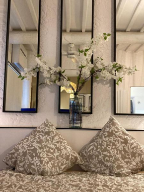Picasso Walk Cosy charm in heart of Old Town Antibes AC and WiFi